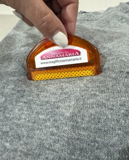 Lustras caratura per capi di abbigliamento, ricamato a mano, made in Italy.