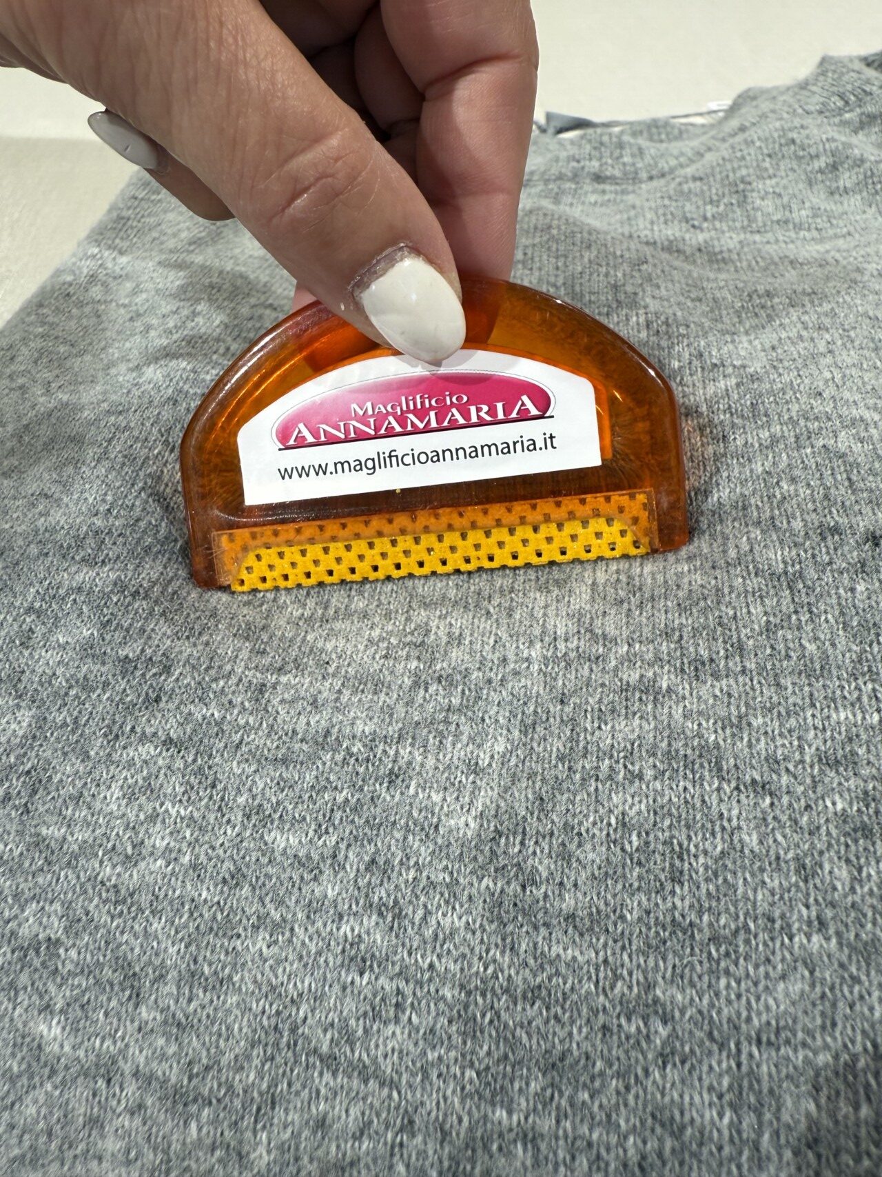 Lustras caratura per capi di abbigliamento, ricamato a mano, made in Italy.
