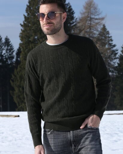 A1. Maglificio Annamaria abbigliamento di alta qualità, maglieria artigianale e moda uomo, ideale per look eleganti e casual in ogni stagione.