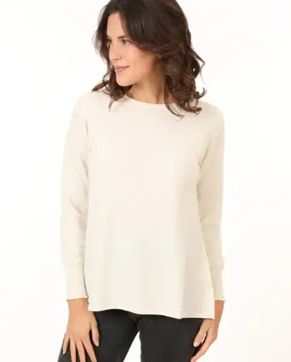 Elegante maglione in lana merino bianca, perfetto per look casual chic, prodotto artigianalmente in Italia da Maglificio Annamaria.