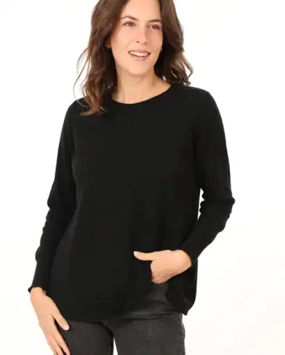 Elegante maglione in lana naturale, perfetto per un look casual e raffinato, ideale per le stagioni fredde, prodotto da Maglificio Annamaria.