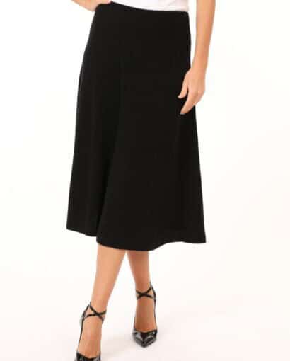 Elegante gonna longuette in lana confezionata a mano, perfetta per look sofisticati e di tendenza. Ideale per ogni occasione, made in Italy, artigianato di alta qualità, moda donna, capospalla e abbigliamento di lusso.