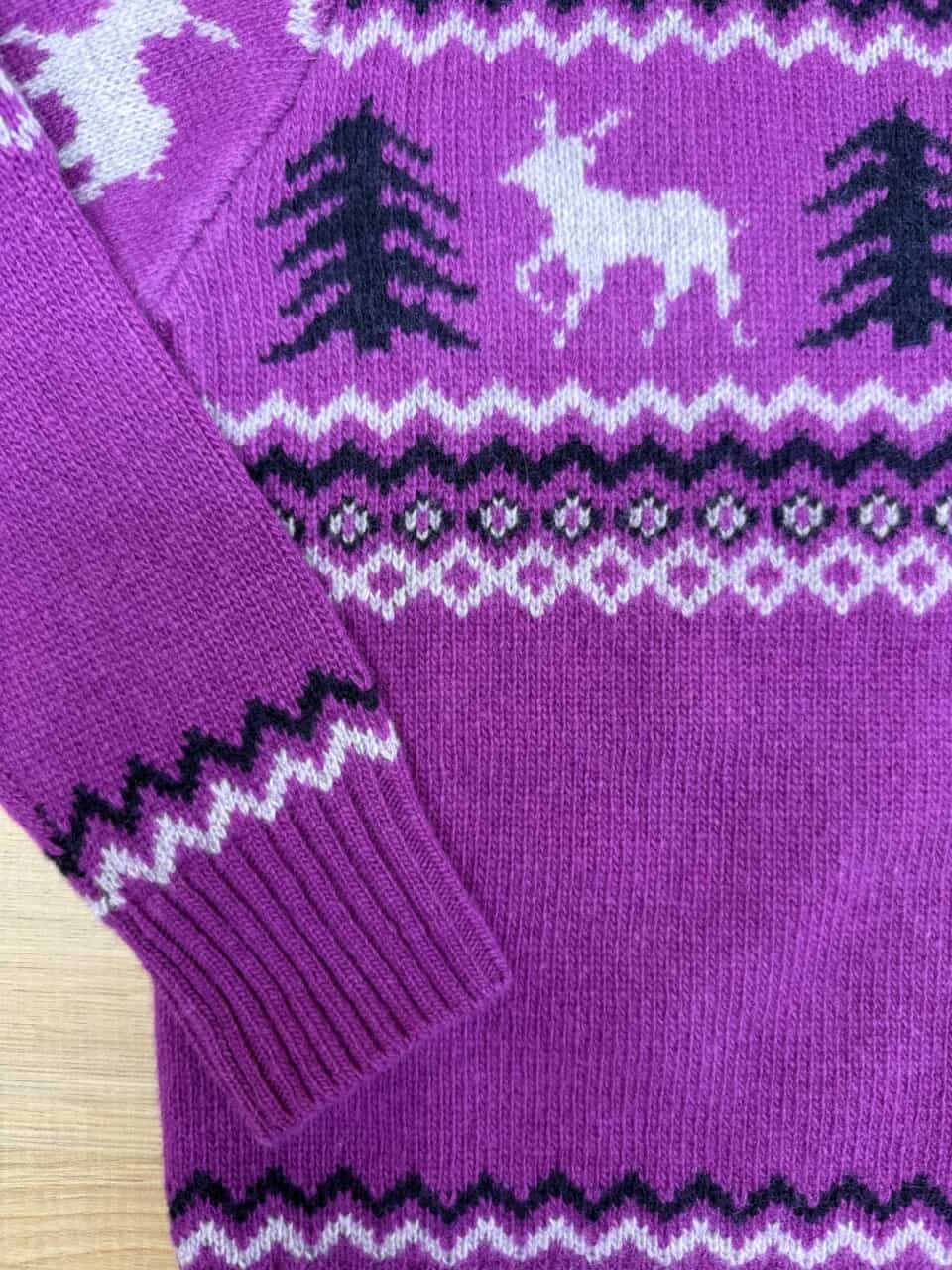 Maglione natalizio in lana color magenta con motivo renna e alberi, ideato da Maglificio Annamaria, perfetto per le festività invernali, caldo e confortevole, ideale per uno stile casual e festivo.