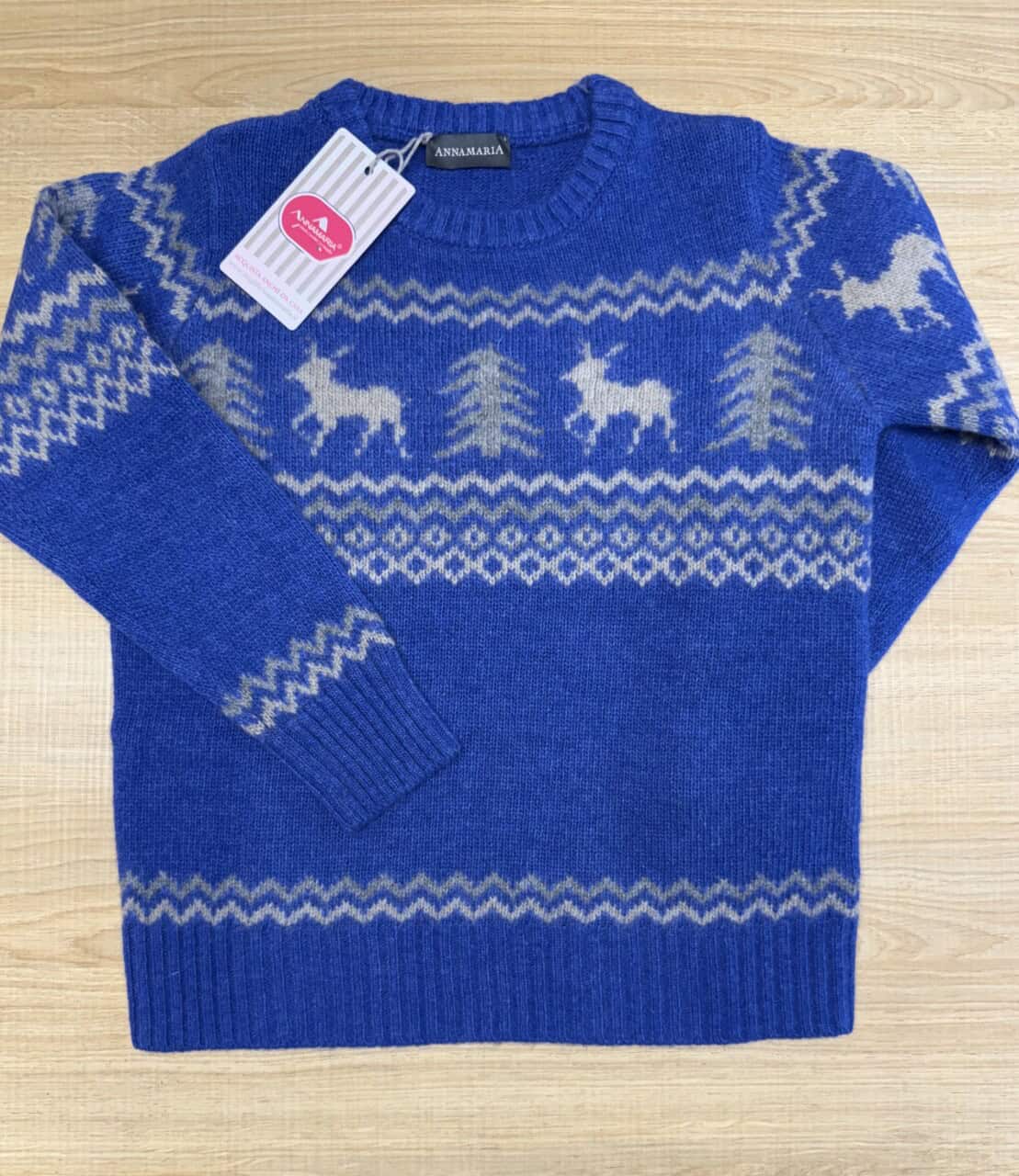 Maglione natalizio in lana con motivo renne e alberi, prodotto artigianale da Maglificio Annamaria, ideale per capodanno e festività.