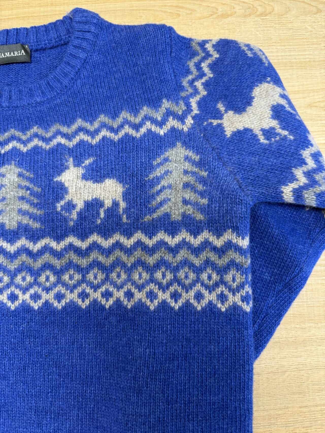 Maglione in lana con motivo natalizio, renne e alberi stilizzati, in colore blu e grigio, realizzato dal Maglificio Annamaria, azienda di maglieria artigianale italiana, perfetto per l'inverno e le festività.