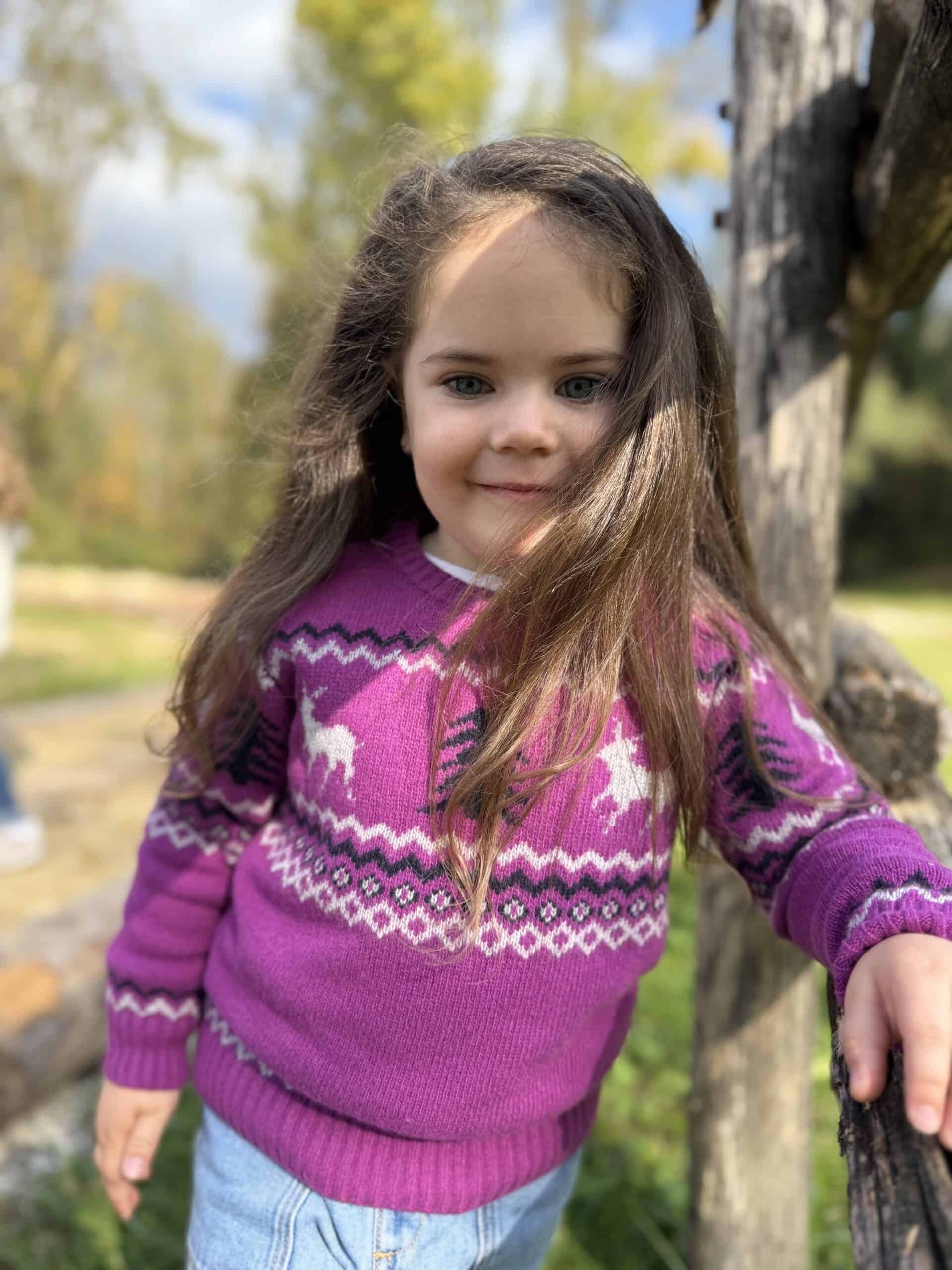 Maglificio Annamaria maglieria bambini, maglioni in lana, moda infantile, abbigliamento di qualità, maglificio italiano, capi sostenibili, stile classico, calore e comfort, produzione artigianale, look natalizio bambini.