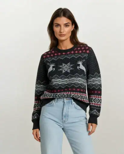 Maglificio Annamaria offre maglioni natalizi di alta qualità, perfetti per le feste, con design classici e materiali morbidi, ideali per un look festivo e confortevole.