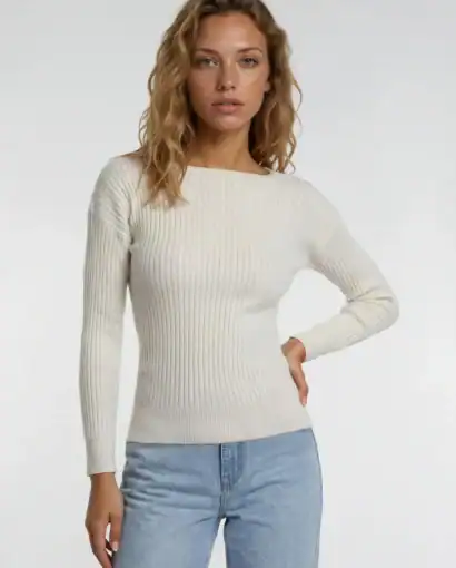 Maglificio Annamaria, specializzato in maglie di alta qualità, presenta un maglione in cashmere e seta, ideale per uno stile sofisticato e confortevole.