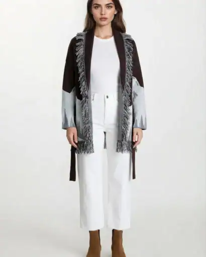 Giacca in lana con frange e stampa, moda autunno-inverno 2023, capospalla elegante e di qualità, abbigliamento fashion di Maglificio Annamaria.