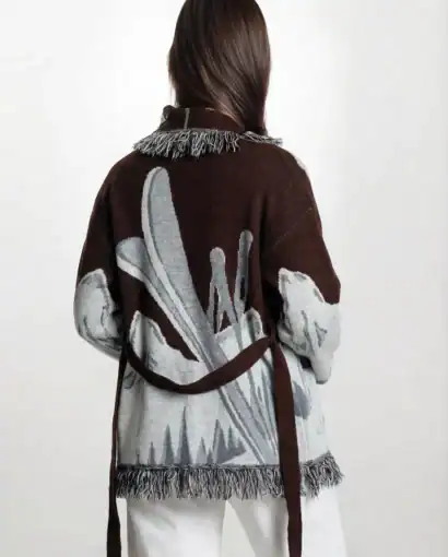 Alta qualità e stile con cardigan di lana decorato con frange e motivi artistici, perfetto per un look elegante e alla moda nelle stagioni fredde.