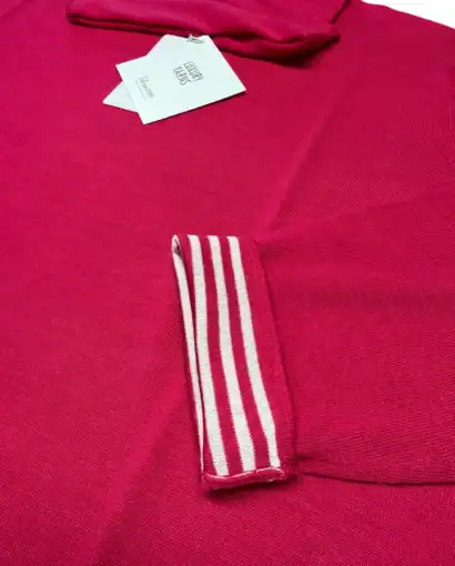 Maglificio Annamaria, produzione di maglie di alta qualità, con dettagli esclusivi e comodi, ideale per uno stile casual e sportivo, realizzato con tessuti pregiati.