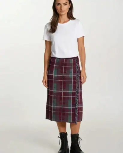 Camicia bianca semplice e versatile, perfetta per ogni occasione, abbinabile con gonne e pantaloni moda.