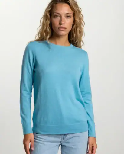 Maglione morbido in lana merino di alta qualità, perfetto per un look elegante e confortevole, disponibile nella collezione di Maglificio Annamaria.