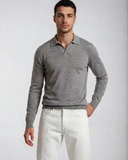 Maglietta uomo grigia o polo in tessuto di alta qualità, dal taglio classico per uno stile raffinato. Ideale per look casual e formali, perfetta per ogni occasione.