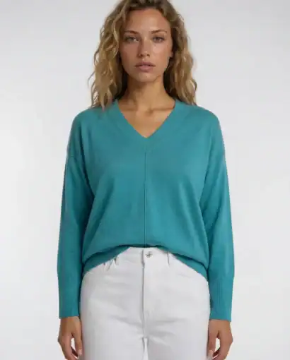 Maglificio Annamaria, specializzato in produzione di maglieria italiana, presenta un elegante maglione blu turquesa, ideale per uno stile sofisticato e confortevole, perfetto per tutte le stagioni.