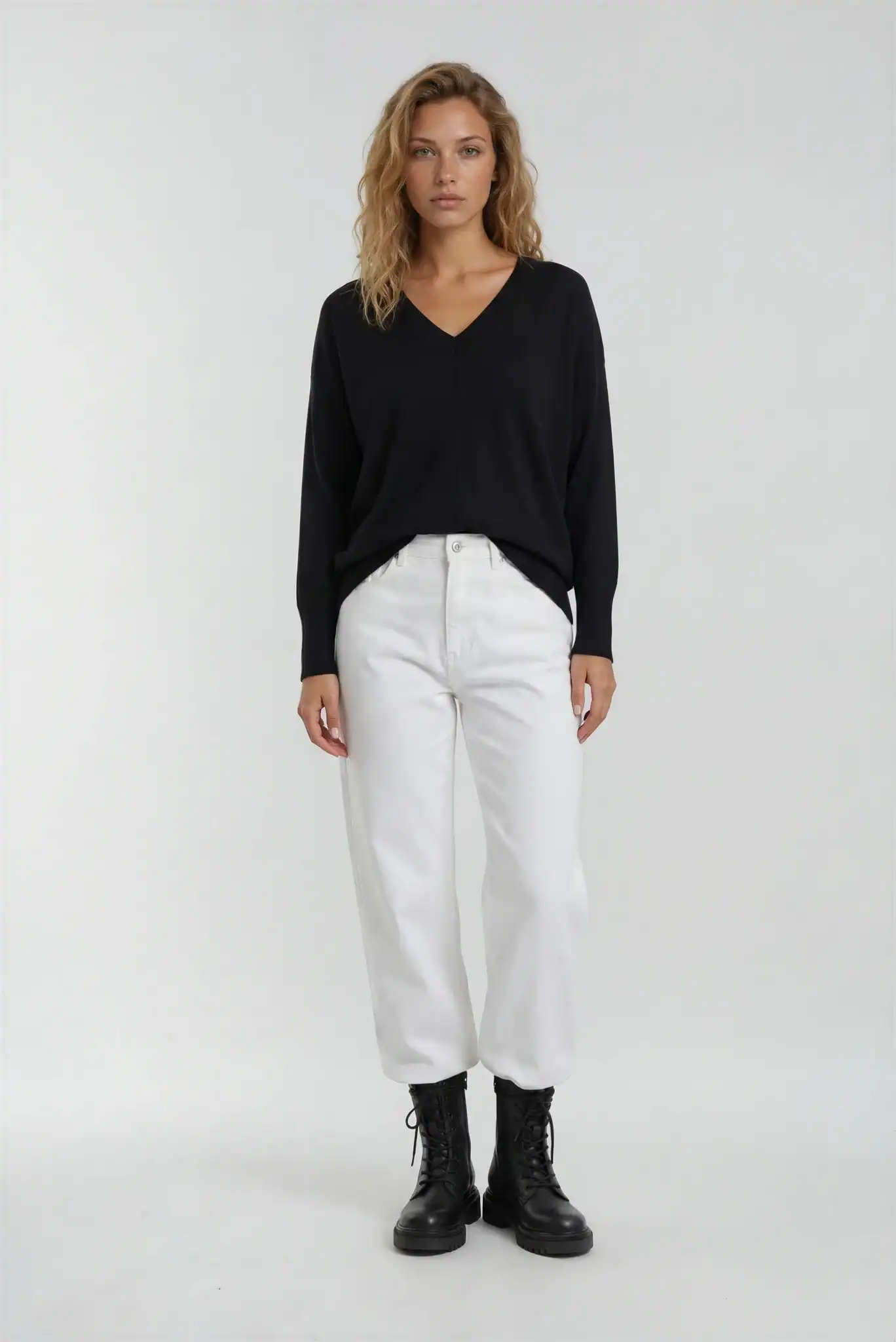 Maglificio Annamaria maglieria donna, alta qualità e stile italiano, abiti e maglie moderni, perfetti per ogni stagione.