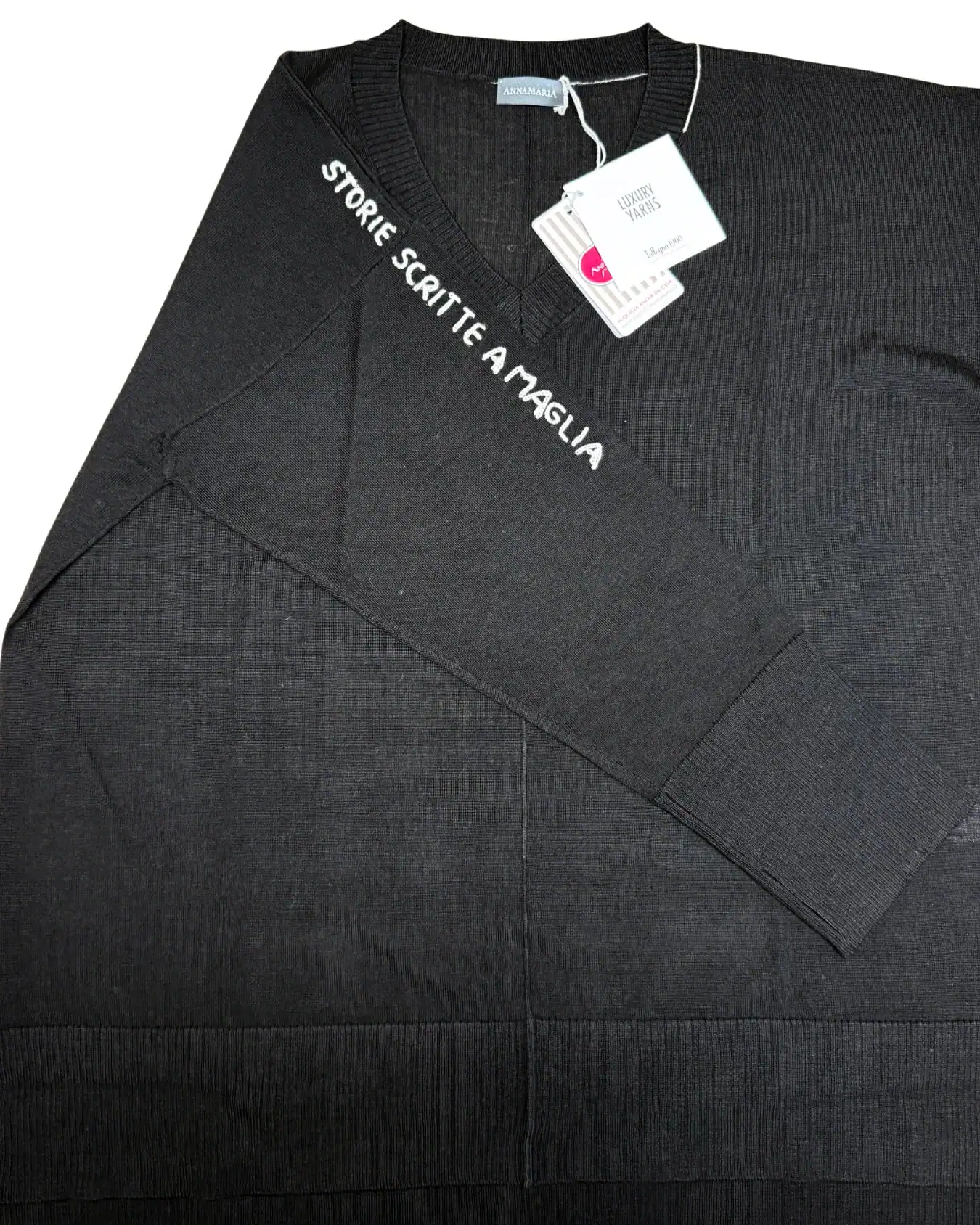 Alt text: Felpa nera di alta qualità di Maglificio Annamaria con dettagli distintivi e marchio ricamato, perfetta per uno stile elegante e confortevole.