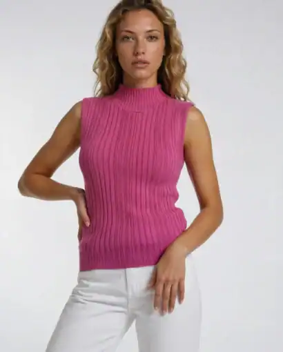 Maglione rosa senza maniche, realizzato con filato di alta qualità, perfetto per uno stile elegante e casual. Ideale per completare look femminili e alla moda durante le stagioni più fresche.