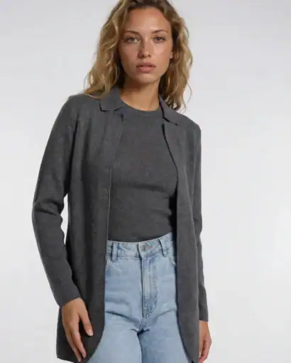 Donna con cardigan in lana grigia, look casual elegante, moda autunno-inverno, abbigliamento di qualità, stile classico e raffinato.