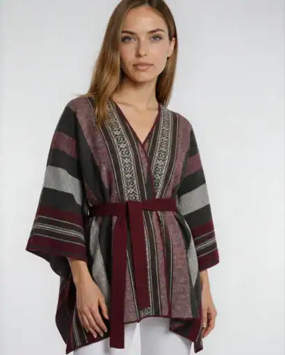 Maglione etnico in lana con cintura, stile boho chic, perfetto per l'autunno e l'inverno, disponibile presso Maglificio Annamaria. Design elegante con motivi tradizionali e vestibilità comoda.
