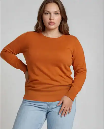 Donna indossa un caldo maglione in cashmere color terracotta, perfetto per look autunnali e invernali, con stile elegante e comfort.
