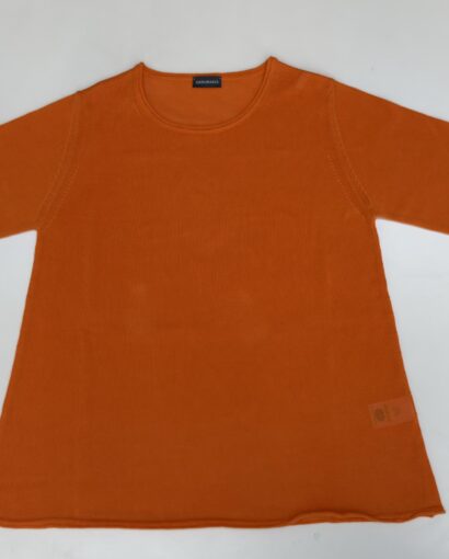 Maglione arancione in lana morbida, ideale per un look elegante e confortevole, realizzato dal Maglificio Annamaria, perfetto per le stagioni fredde.