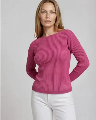 Maglione rosa in maglia a coste, elegante e confortevole, perfetto per look casual e sofisticati. Realizzato con materiali di alta qualità, ideale per la stagione invernale.