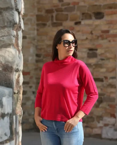 Maglione rosso donna di alta qualità, perfetto per uno stile elegante e confortevole. Realizzato con materiali pregiati, ideale per look casual o formali.