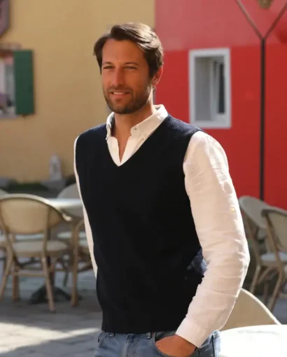 Vestito uomo con maglione a V in lana cardata, perfetto per uno stile elegante e confortevole. Realizzato con materiali di alta qualità, ideale per la stagione autunnale e invernale.