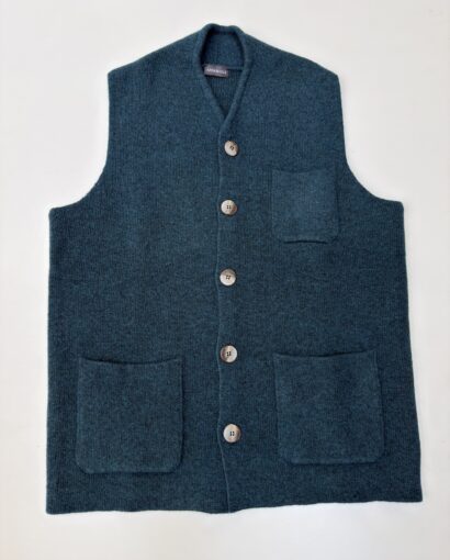 Maglione in lana blu scuro con bottoni e tasche, ideale per un look elegante e caldo. Realizzato con materiali di alta qualità, perfetto per le stagioni fredde.