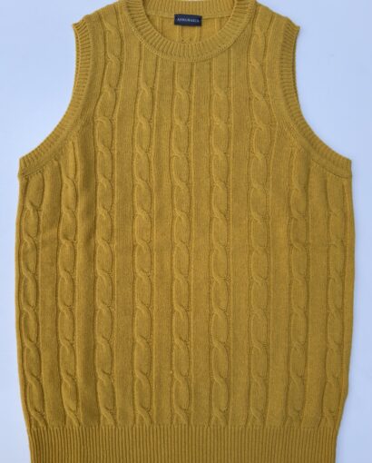 Gilet senza maniche in lana gialla con motivo a treccia, perfetto per look autunnali e invernali, di alta qualità e stile elegante.