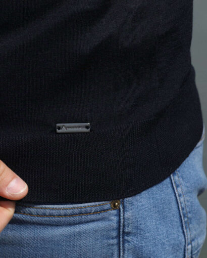 Maglione in lana di alta qualità, realizzato artigianalmente dal Maglificio Annamaria, perfetto per uno stile elegante e confortevole durante le stagioni fredde.