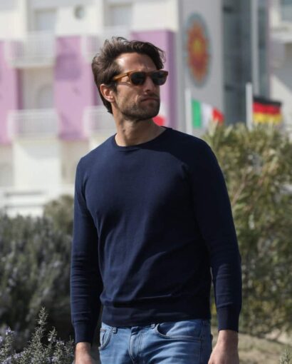 Maglione uomo in lana merino e cashmere, stile casual elegante, perfetto per l'autunno e l'inverno. Realizzato con materiali di alta qualità, offre comfort e calore.