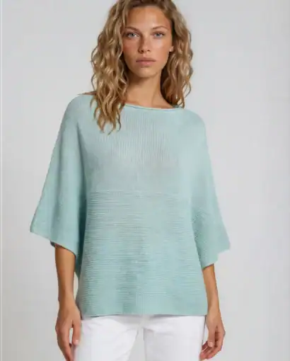 Maglione estivo donna in tessuto leggero e traspirante, colore azzurro pastello, con taglio morbido e comodo. Ideale per look casual e raffinati durante le stagioni calde.