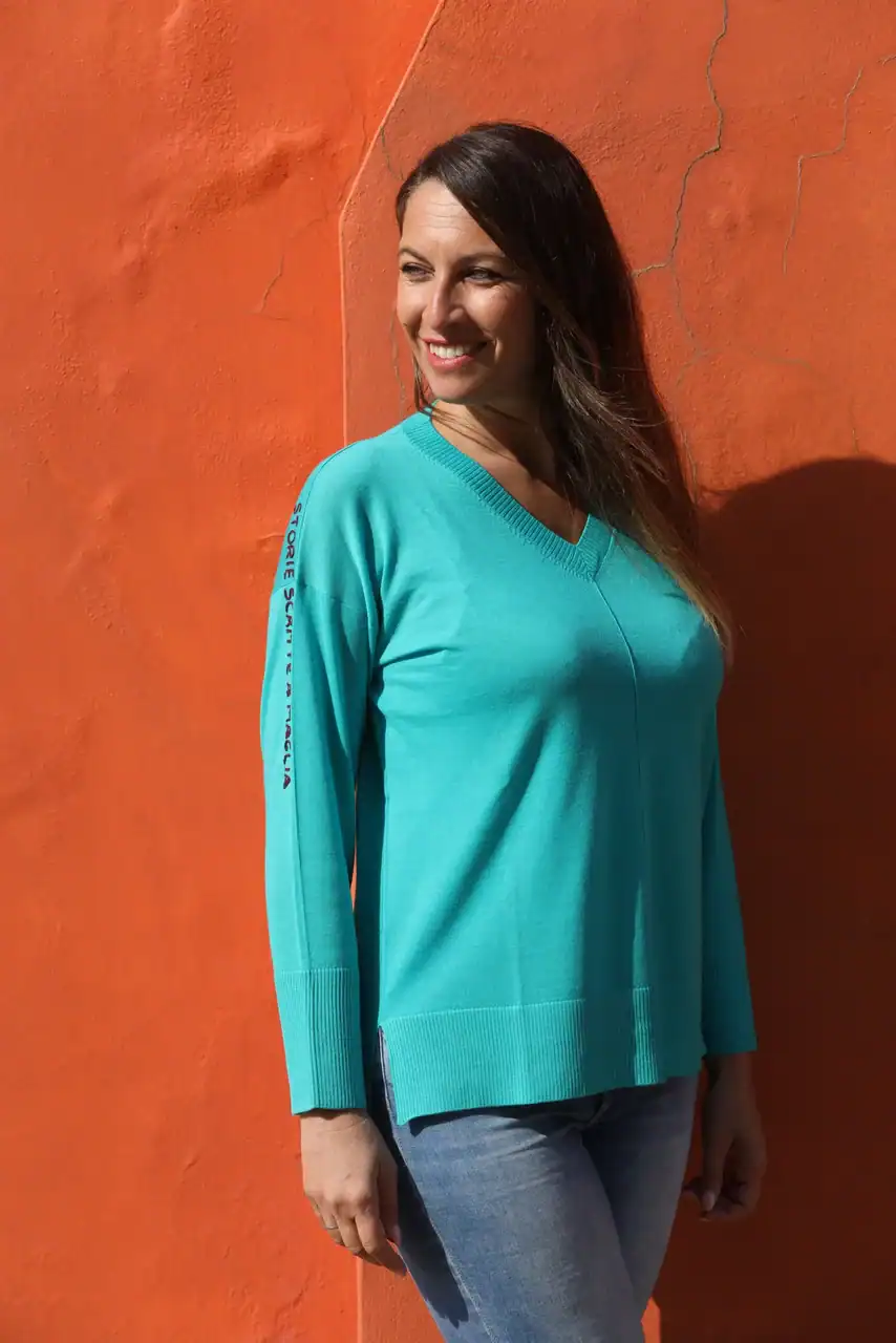 Maglione donna in cotone turchese con dettagli sportivi, ideale per uno stile casual e confortevole.