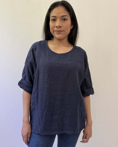 Donna che indossa una maglia blu in cotone, stile casual e comodo, perfetta per look quotidiani e relax.