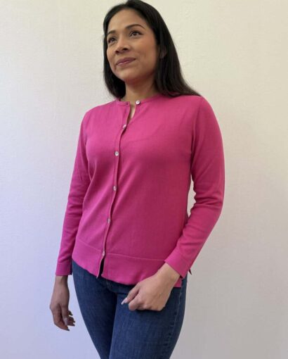 Cardigan rosa in maglia, perfetto per uno stile casual e raffinato, realizzato da Maglificio Annamaria.