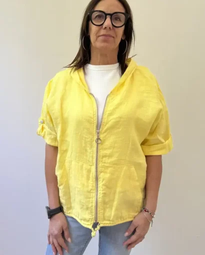Giacca in lino giallo con zip frontale, maniche corte e stile casual, perfetta per look estivi eleganti e comodi. Ideale per donne che cercano comfort e stile in ogni occasione.