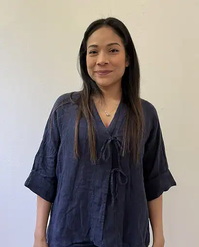 Maglione in maglia blu scuro, elegante e confortevole, perfetto per look casual e sofisticati. Realizzato con materiali di alta qualità, ideale per la stagione autunnale e invernale.