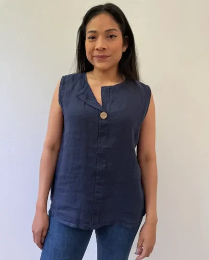 Vestito in lino blu, elegante e comodo, perfetto per la stagione estiva, realizzato con tessuti di alta qualità da Maglificio Annamaria.