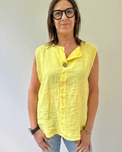Donna con top giallo in lino e jeans, stile casual elegante, abbigliamento artigianale di alta qualità, moda sostenibile, boutique italiana.