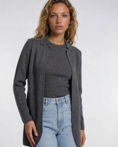 Donna con giacca grigia e jeans chiari, moda elegante e casual, abbigliamento di alta qualità da Maglificio Annamaria, produzione italiana di maglieria.