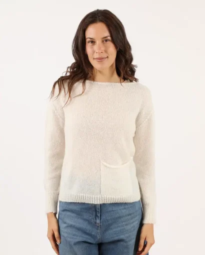Donna indossa un maglione bianco in lana con tasca frontale, stile casual e confortevole, perfetto per l'inverno, da Maglificio Annamaria.