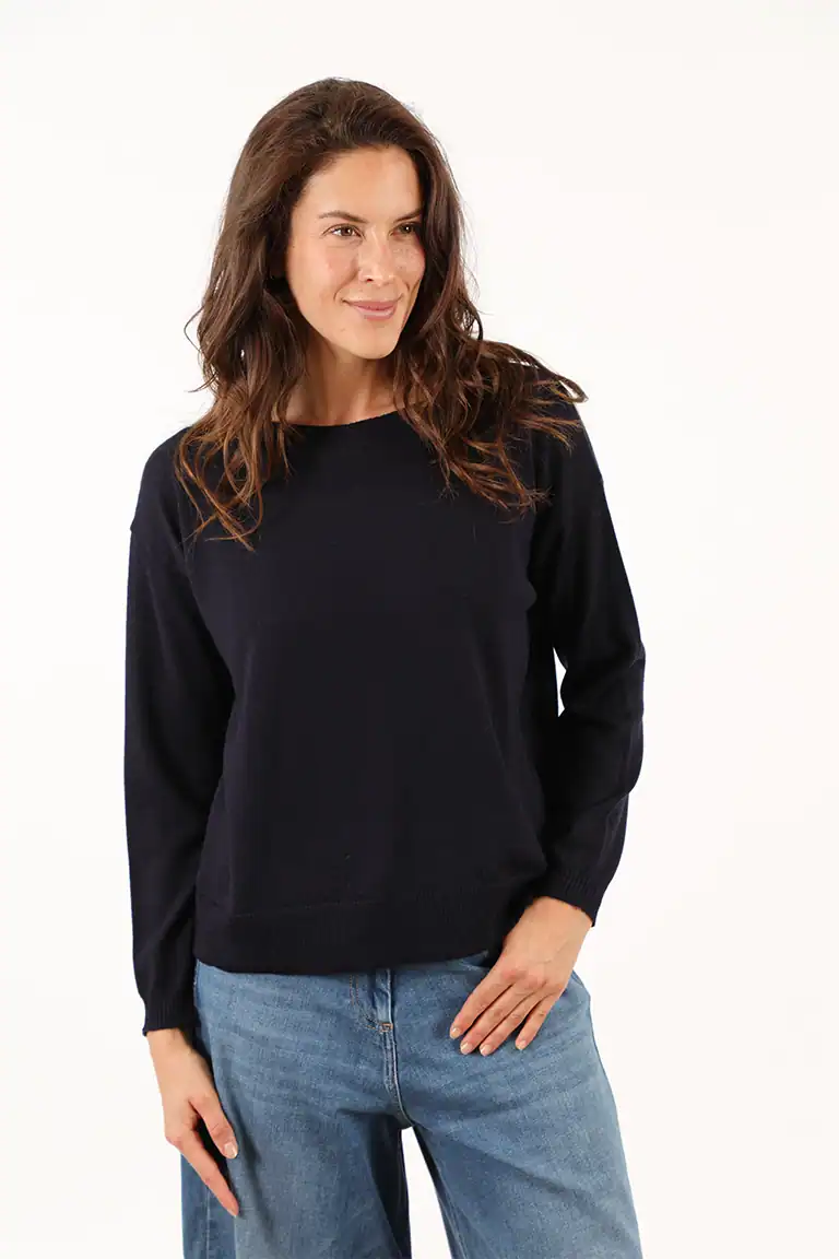 Donna indossa un maglione nero e jeans azzurri, moda casual elegante, Maglificio Annamaria, abbigliamento donna di qualità, stile italiano, comfort e raffinatezza.