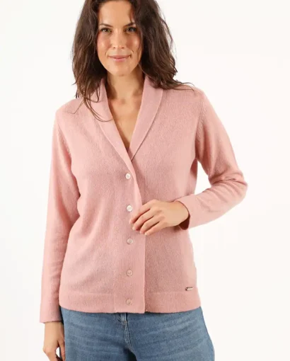 Donna indossa un cardigan rosa in lana di alta qualità, perfetto per look eleganti e casual, con dettagli di bottoni e vestibilità comoda, ideale per la moda autunnale e invernale.