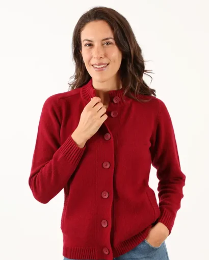 Donna sorridente indossa un cardigan rosso in maglieria di alta qualità di Maglificio Annamaria, perfetto per uno stile elegante e confortevole.