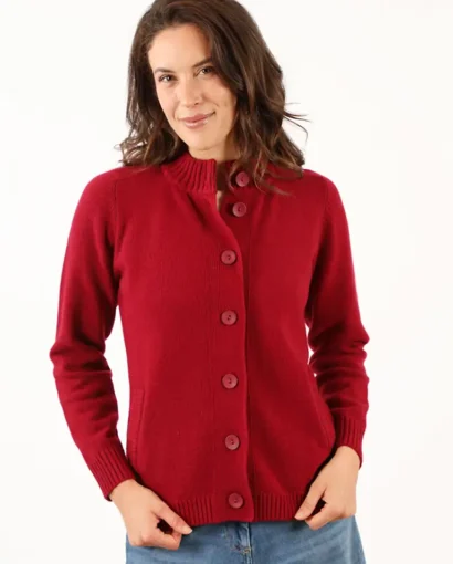 Donna indossa un cardigan rosso in lana di alta qualità, perfetto per l'inverno, con bottoni frontali e stile elegante, ideale per look casual e sofisticati.