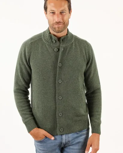 Uomo con maglione verde in lana, stile casual, davanti, su sfondo bianco, moda uomo, maglificio Annamaria.