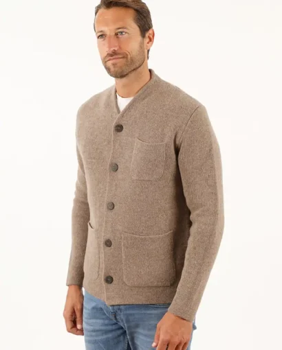 Uomo con cardigan beige in lana, stile casual elegante, su sfondo bianco, moda uomo, maglificio Annamaria, abbigliamento di qualità, look autunnale, comfort e stile.