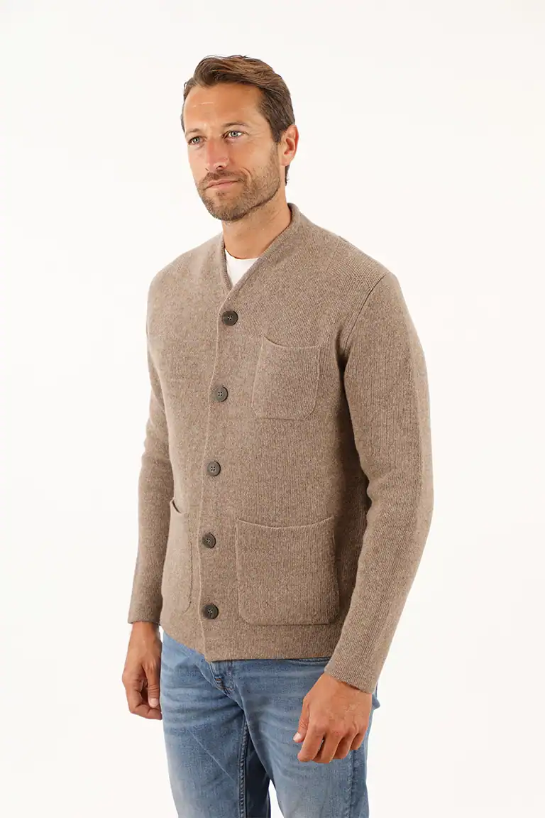 Uomo con cardigan beige in lana, stile casual elegante, su sfondo bianco, moda uomo, maglificio Annamaria, abbigliamento di qualità, look autunnale, comfort e stile.